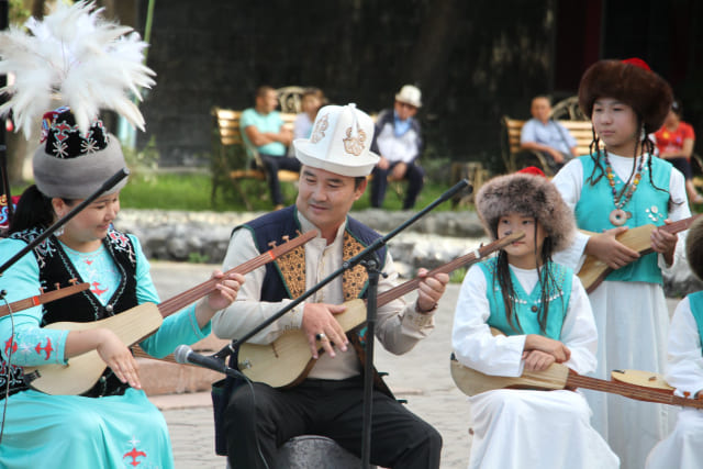Игра на кыргызском комузе